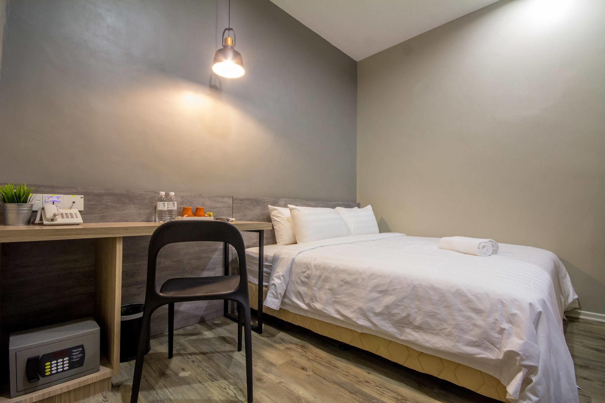 Chariton Hotel Alma Букит-Мертаджам Экстерьер фото