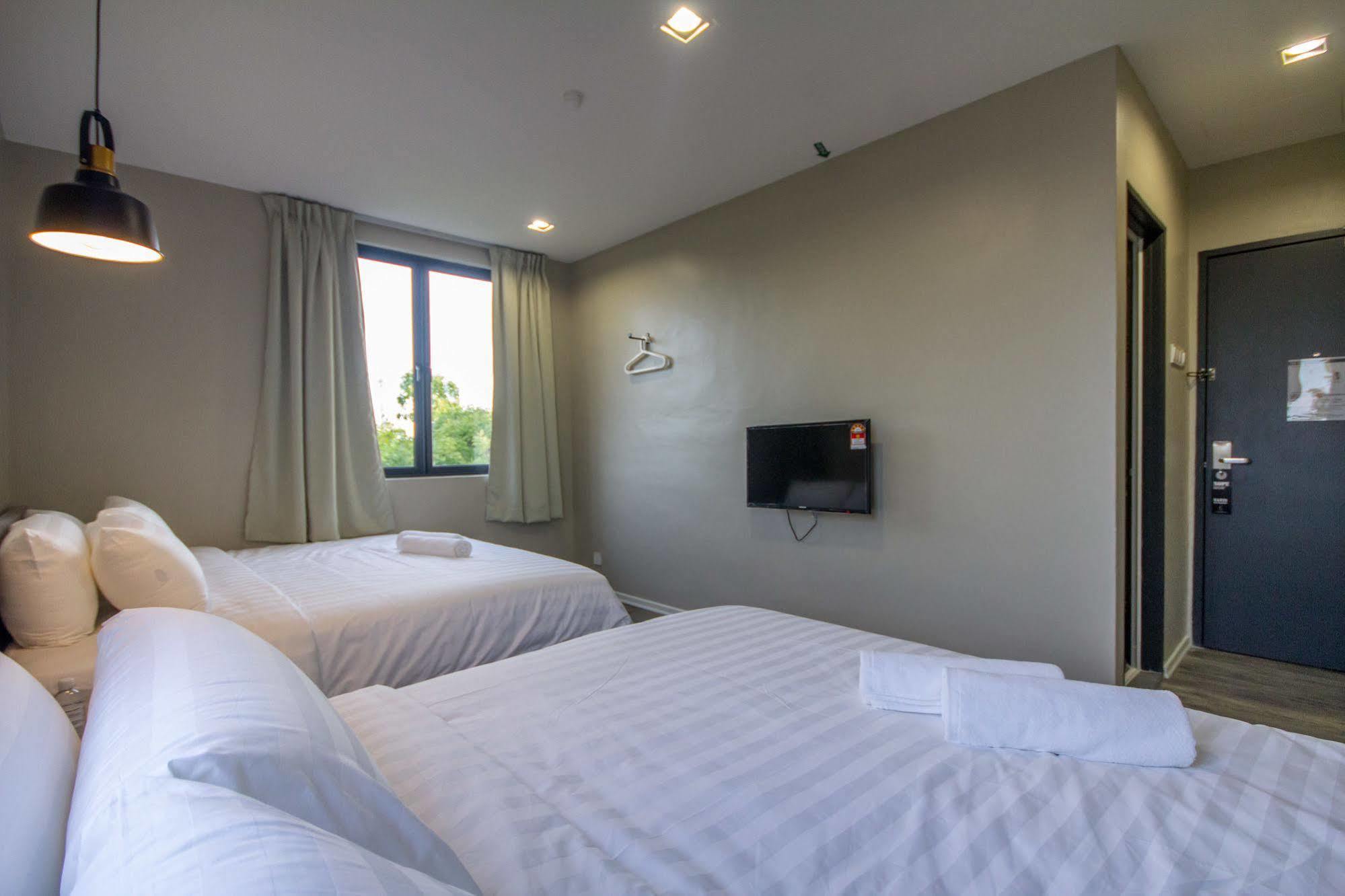 Chariton Hotel Alma Букит-Мертаджам Экстерьер фото
