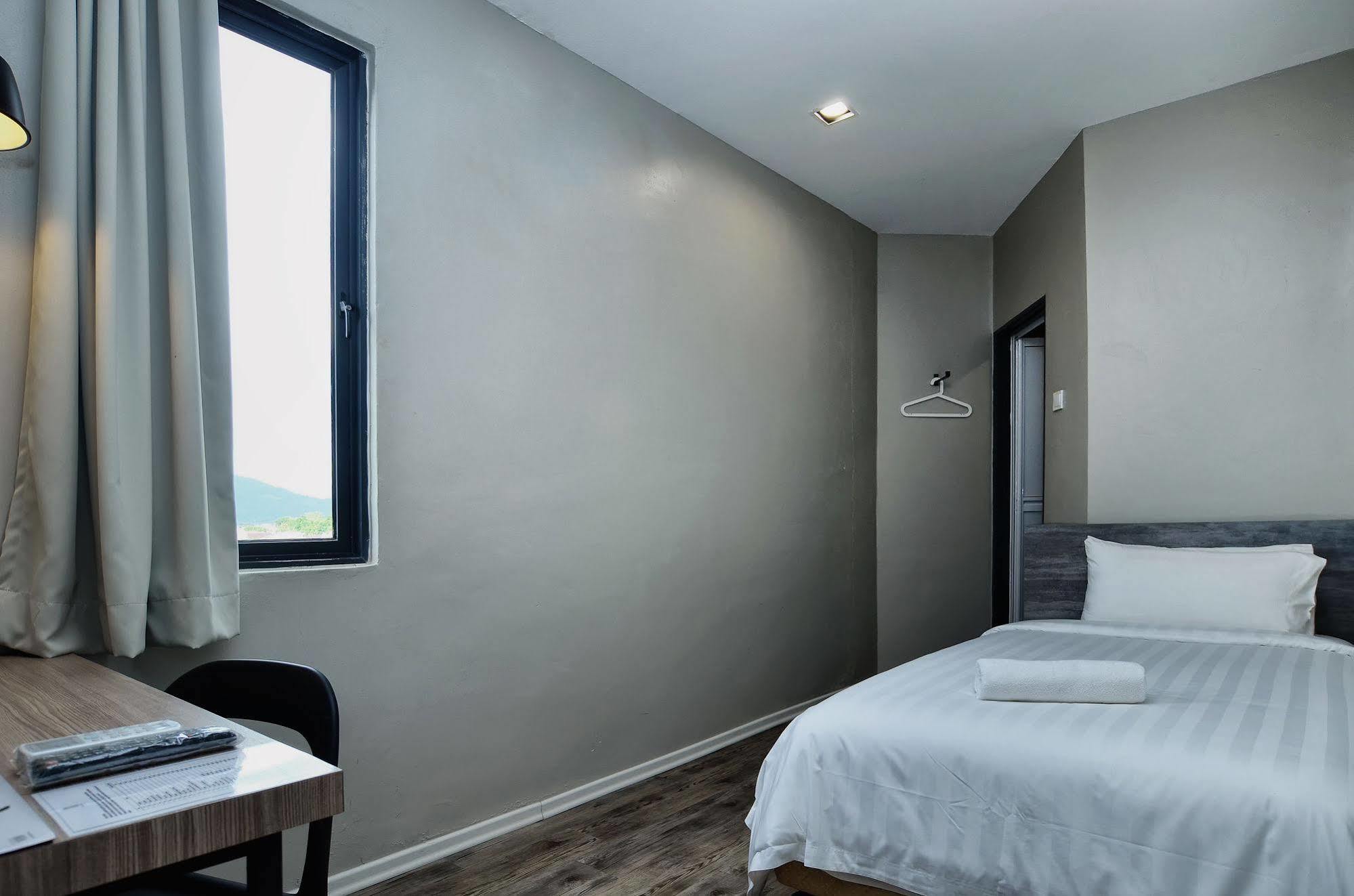 Chariton Hotel Alma Букит-Мертаджам Экстерьер фото